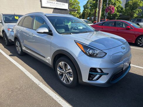 Used 2020 Kia Niro EX Premium w/ Cold Weather Package FWD image 2