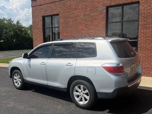 Used 2012 Toyota Highlander SE w/ Tow Pkg AWD/4WD image 2