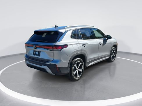 New 2025 Volkswagen Tiguan SE image 3