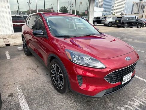 Used 2022 Ford Escape SE w/ SE Sport Appearance Package FWD image 4