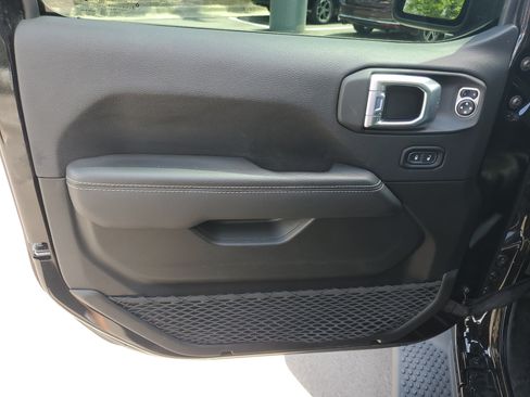 Used 2022 Jeep Wrangler Unlimited Sahara AWD/4WD image 9
