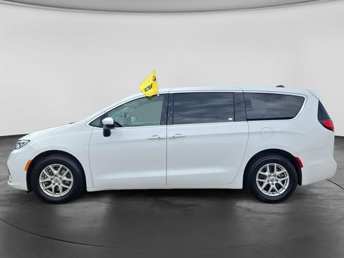 Used 2023 Chrysler Pacifica Touring-L FWD image 7