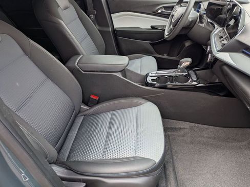 Used 2025 Chevrolet Trax LT image 29