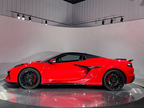 Used 2024 Chevrolet Corvette Z06 RWD image 11