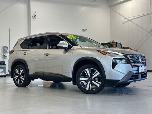 Used 2024 Nissan Rogue SL w/ SL Premium Package AWD/4WD image 2