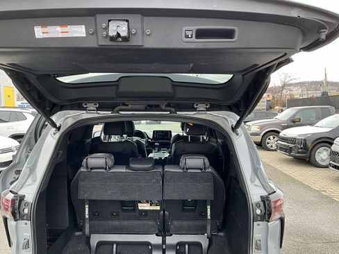 Used 2023 Toyota Sienna XLE Woodland Edition image 24