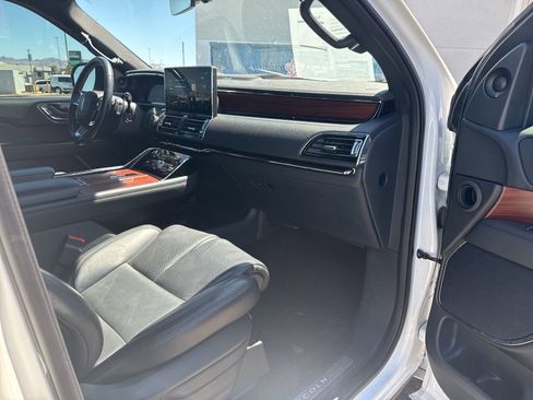 Used 2023 Lincoln Navigator Reserve image 12