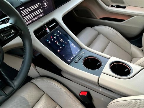 Used 2022 Porsche Taycan image 19