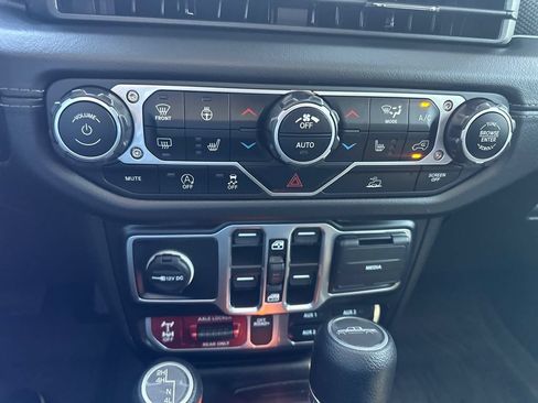 Used 2025 Jeep Gladiator Mojave w/ Convenience Group AWD/4WD image 27