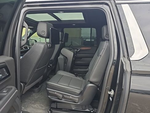 Used 2025 GMC Yukon XL Denali w/ Denali Reserve Package image 16