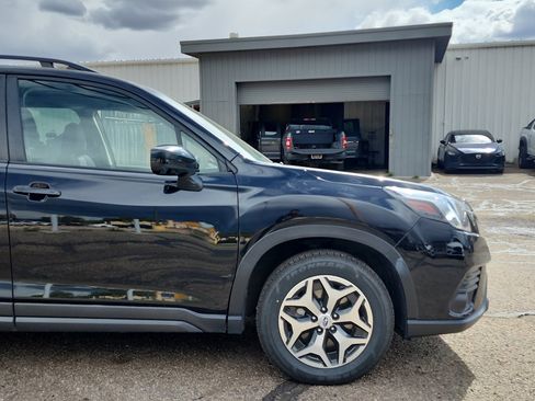 Used 2022 Subaru Forester Premium AWD/4WD image 4