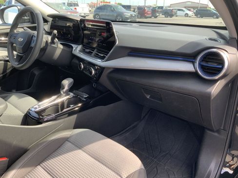 Used 2025 Chevrolet Trax LT FWD image 50