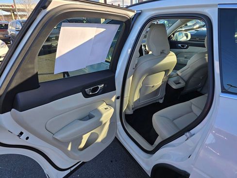 Used 2022 Volvo XC60 B5 Momentum AWD/4WD image 15