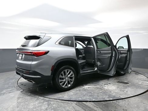 Used 2025 Buick Enclave Preferred w/ Power Package image 63
