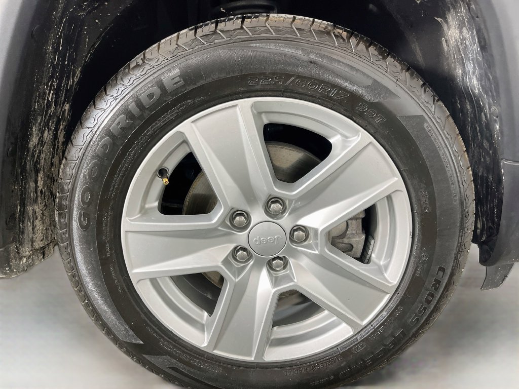 Used 2022 Jeep Compass Latitude FWD image 35