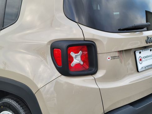 Used 2016 Jeep Renegade Latitude image 11