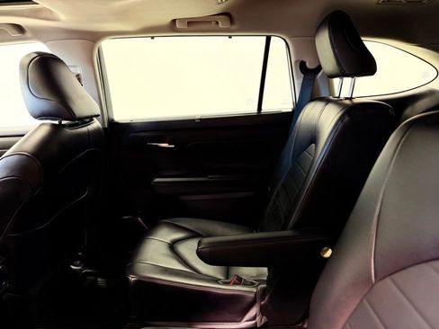 Used 2022 Toyota Highlander XLE image 21