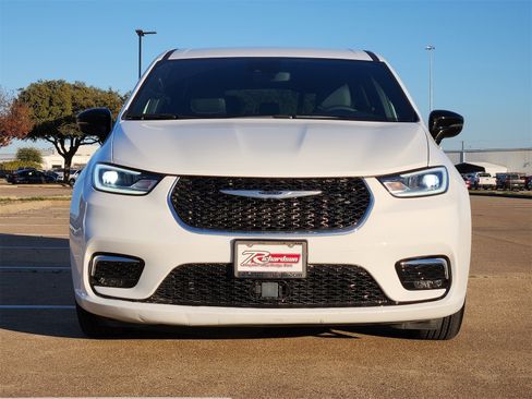 Used 2025 Chrysler Pacifica Select image 7