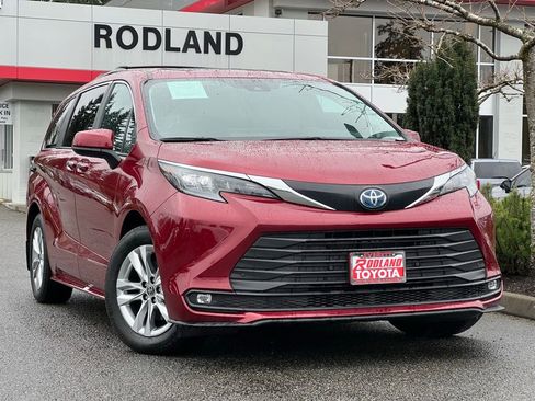 Used 2025 Toyota Sienna XLE w/ XLE Plus Package image 1