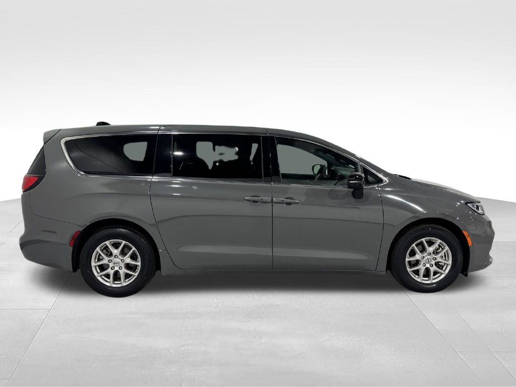 Used 2025 Chrysler Pacifica Select FWD image 21