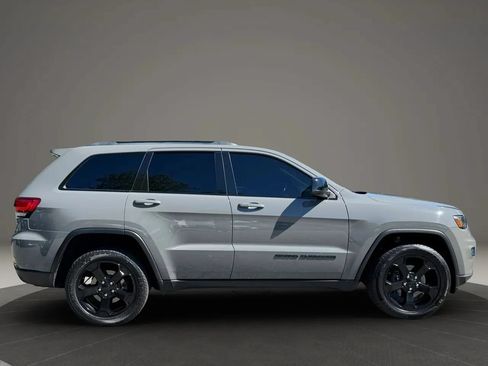 Used 2020 Jeep Grand Cherokee Laredo AWD/4WD image 4