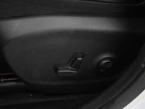 Used 2019 Jeep Cherokee Latitude Plus w/ Cold Weather Group FWD image 23