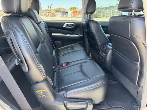 Used 2020 Nissan Pathfinder SL image 16