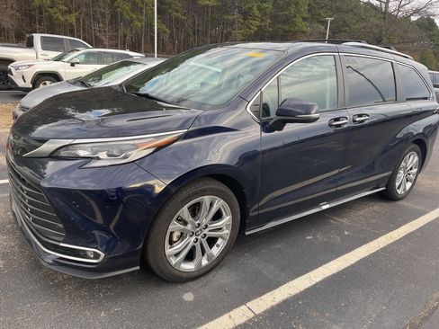 Used 2023 Toyota Sienna Platinum image 1