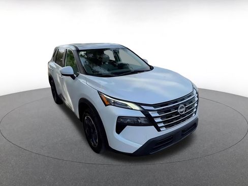 Used 2025 Nissan Rogue SV image 3