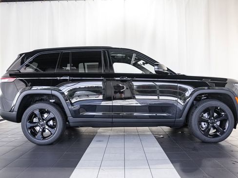 New 2025 Jeep Grand Cherokee image 3