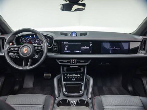 Used 2025 Porsche Cayenne GTS AWD/4WD image 17