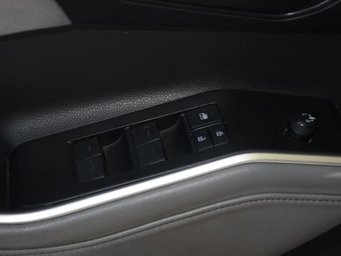 Used 2021 Toyota Highlander LE AWD/4WD image 10