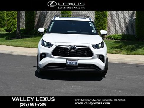 Used 2021 Toyota Highlander XLE AWD/4WD image 2