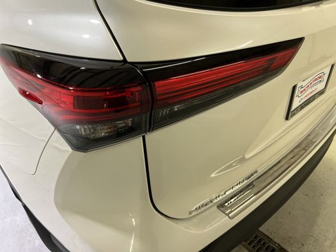 Used 2021 Toyota Highlander XLE AWD/4WD image 10
