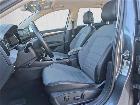 Used 2025 Volkswagen Jetta SE FWD image 15