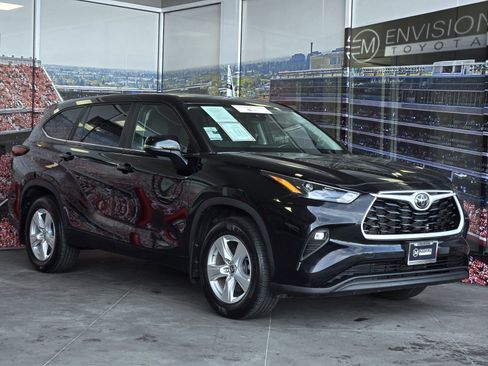 Certified 2024 Toyota Highlander LE image 1