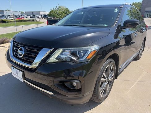 Used 2017 Nissan Pathfinder Platinum w/ Family Entertainment Package image 5