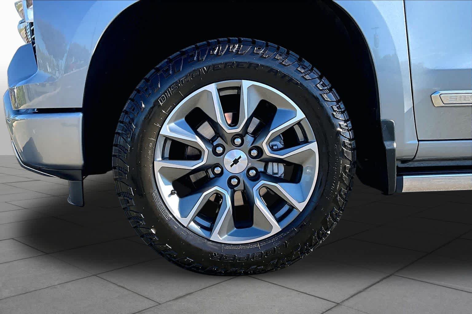 Used 2025 Chevrolet Silverado 1500 High Country AWD/4WD image 10