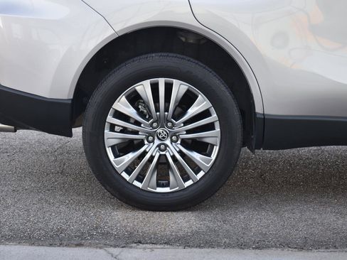 Used 2021 Toyota Venza Limited image 9