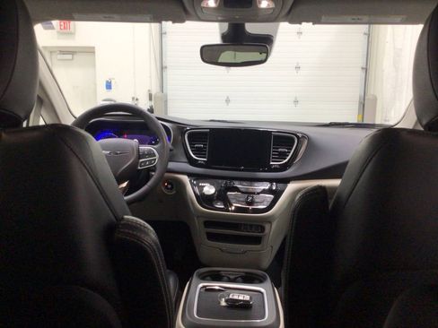 Used 2023 Chrysler Pacifica Touring-L FWD image 32
