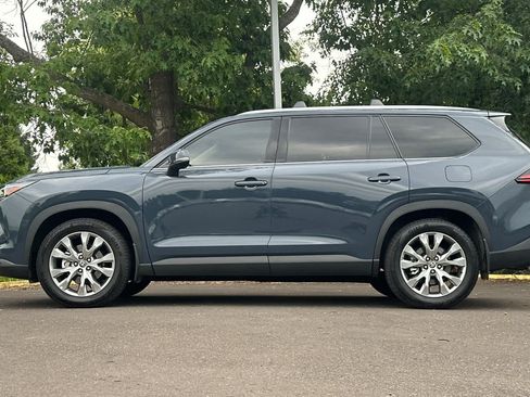 Used 2025 Toyota Grand Highlander AWD image 5