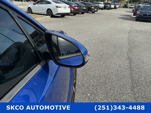 Used 2020 Toyota C-HR XLE FWD image 11
