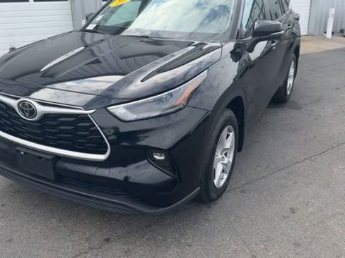 Used 2024 Toyota Highlander LE AWD/4WD image 6