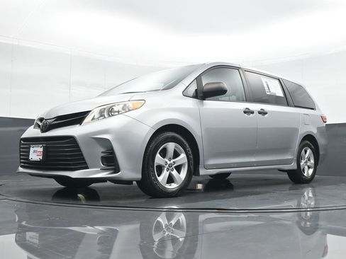 Used 2020 Toyota Sienna L image 17