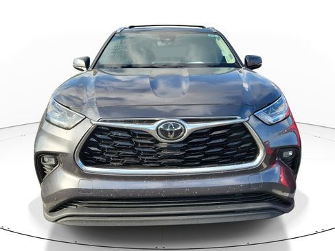 Used 2021 Toyota Highlander Limited FWD image 2