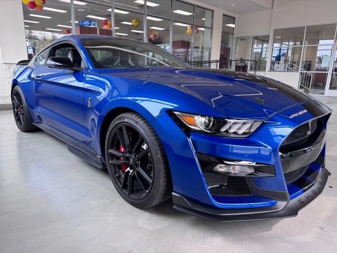 Used 2022 Ford Mustang Shelby GT500 w/ Technology Package RWD image 2