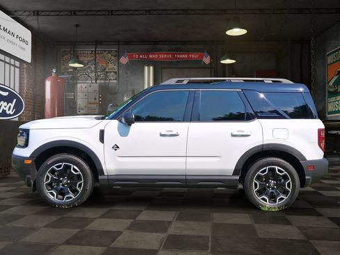 Used 2025 Ford Bronco Sport Outer Banks w/ Outer Banks Tech Package+ AWD/4WD image 3