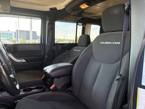 Used 2016 Jeep Wrangler Unlimited Rubicon w/ Connectivity Group AWD/4WD image 13