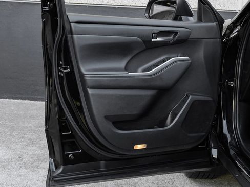 Used 2021 Toyota Highlander XLE image 52