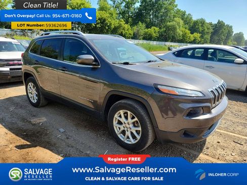 Used 2017 Jeep Cherokee Latitude w/ Cold Weather Group AWD/4WD image 5